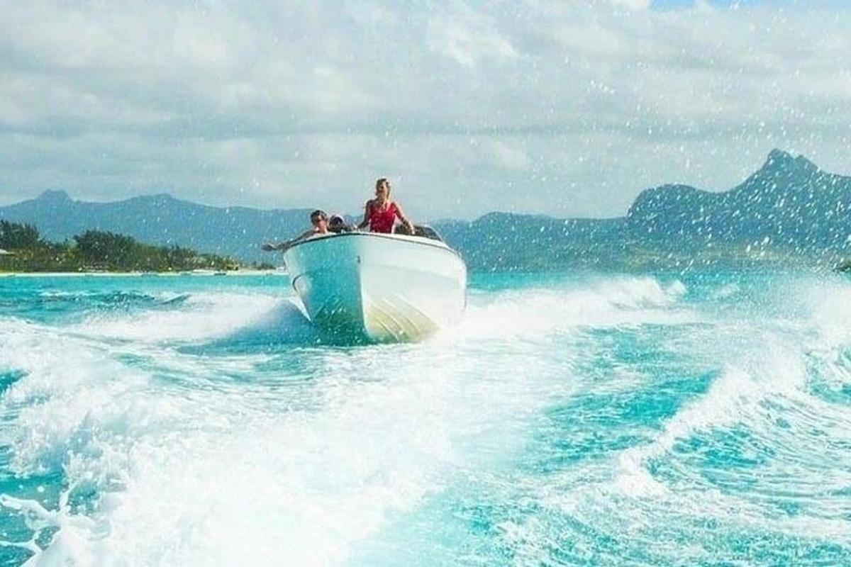 isang pares ng mga tao sa isang bangka sa tubig