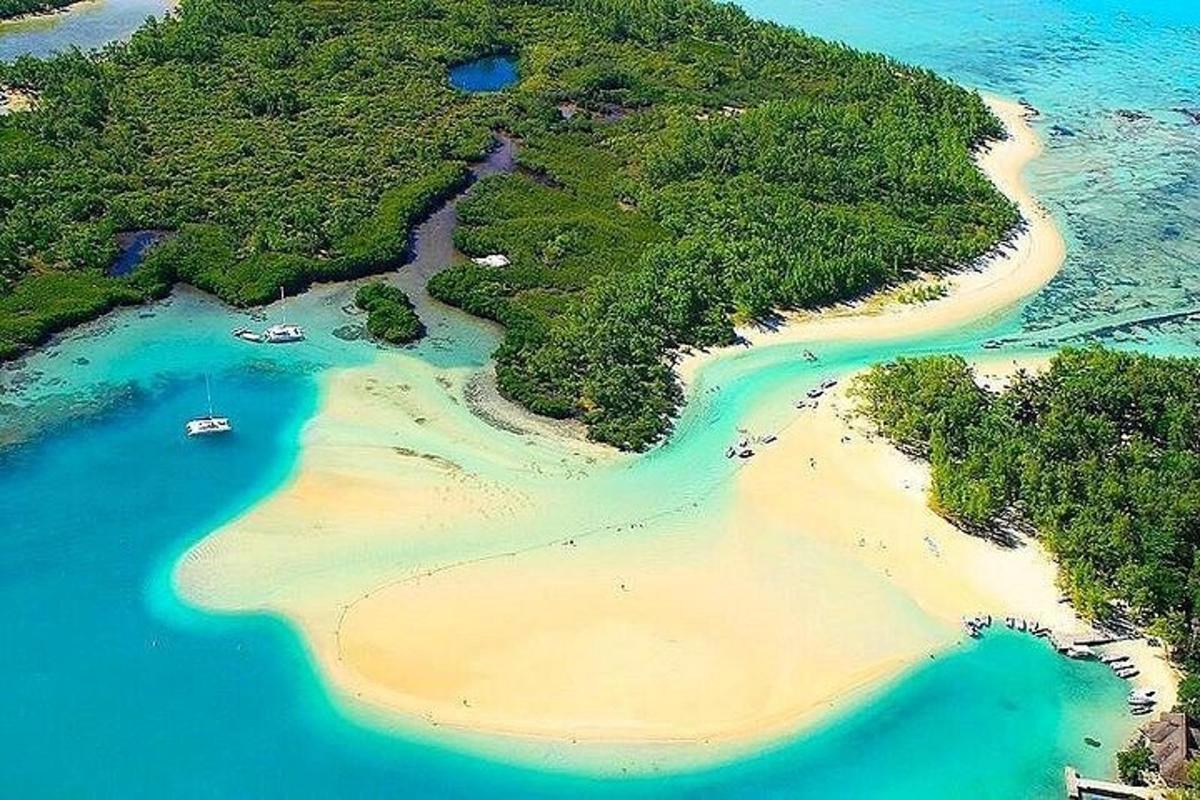 isang aerial view ng beach na may mga bangka sa tubig