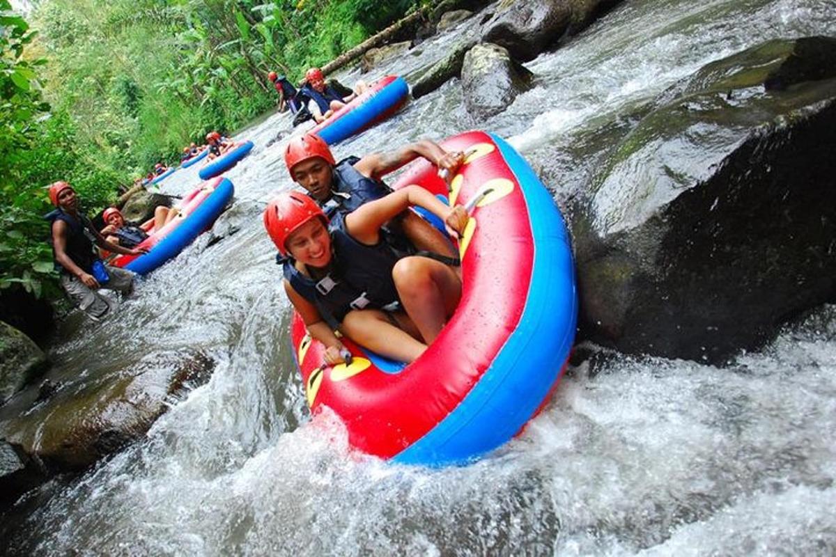 un gruppo di persone che viaggiano su una zattera in un fiume