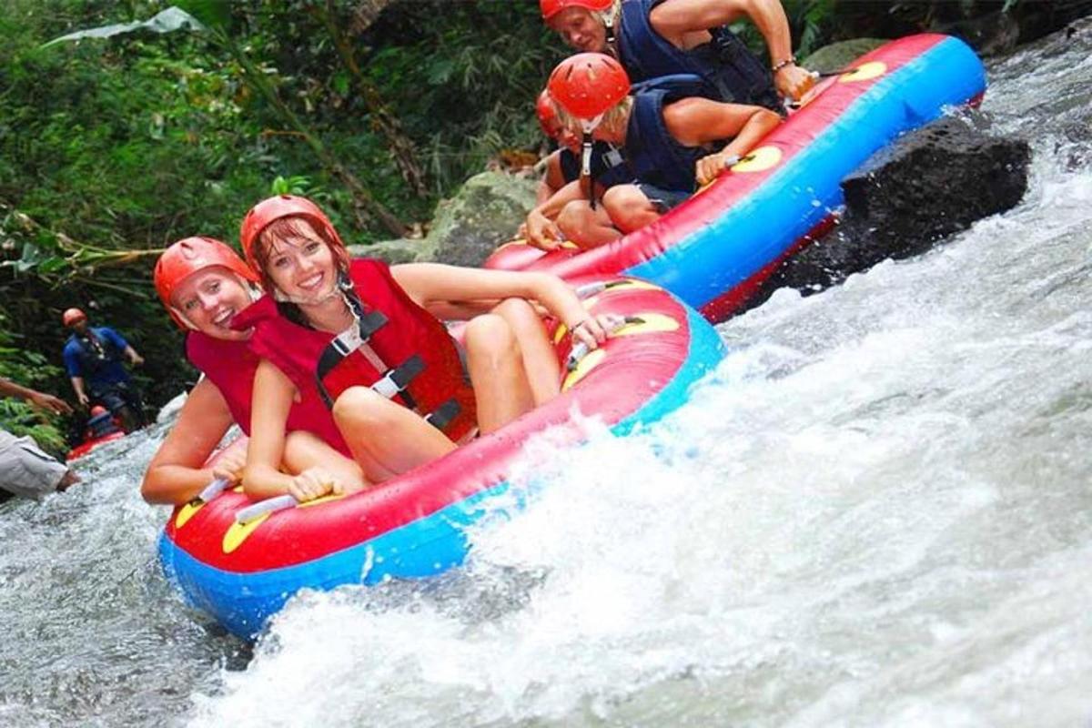 hópur fólks sem siglir á rafting á ánni