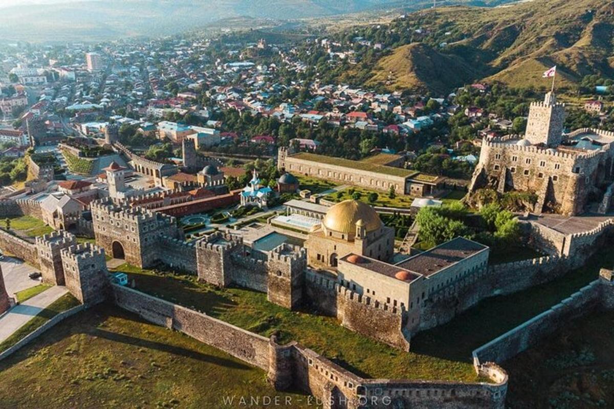 zračni pogled na mesto z gradom