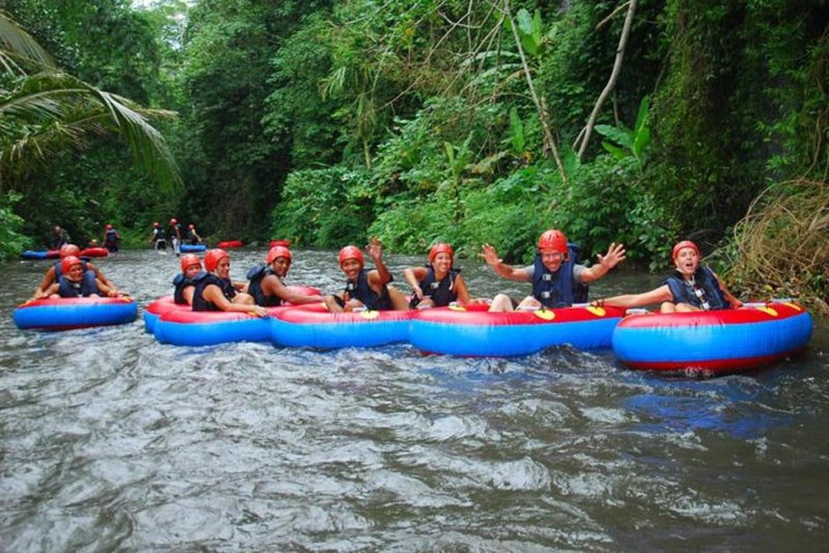 un gruppo di persone sta facendo rafting su un fiume
