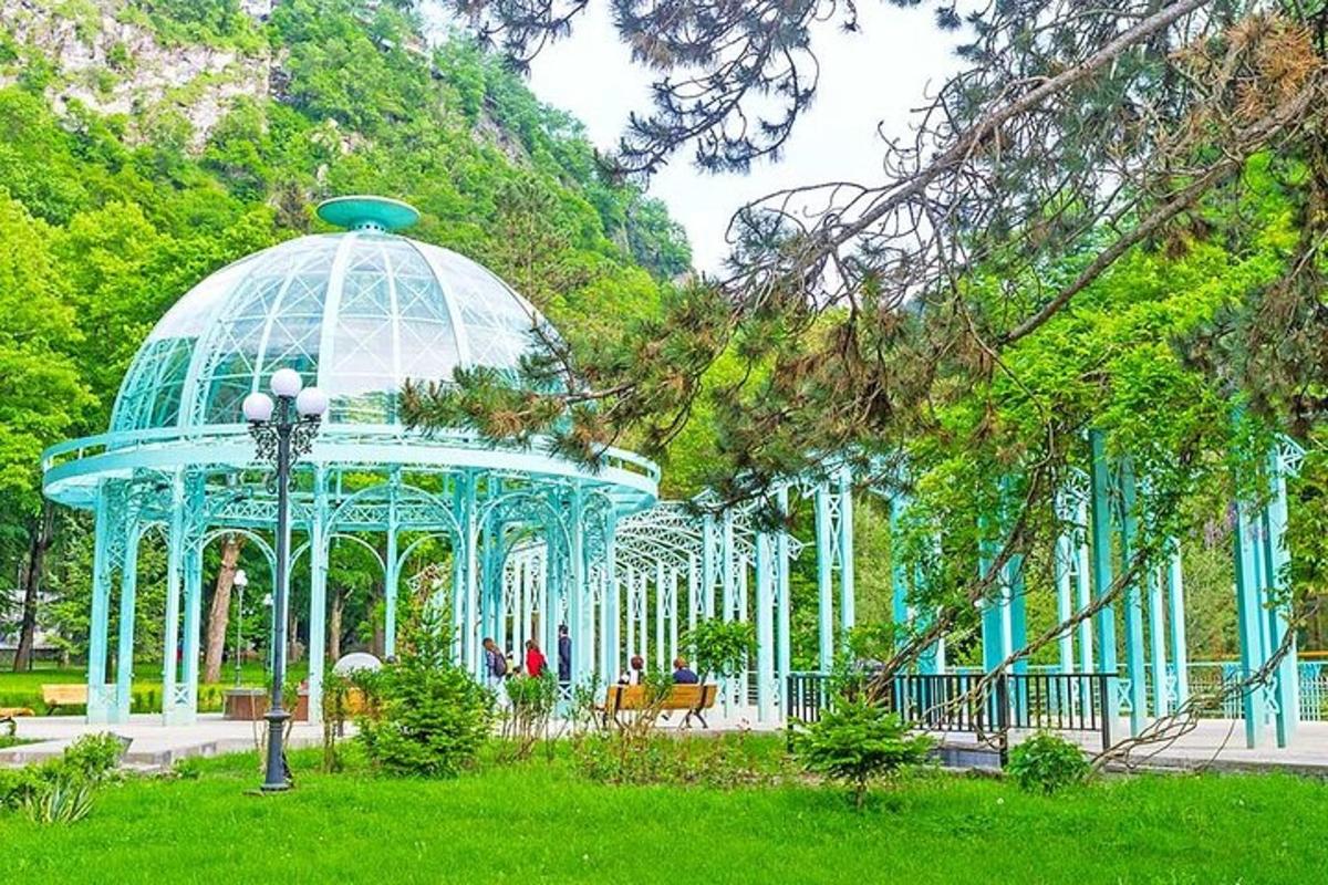 modra paviljon v parku z zeleno travo