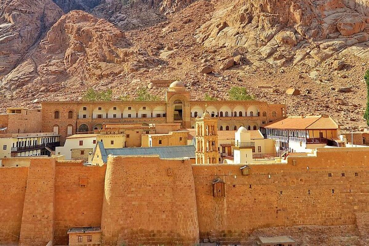 un gruppo di edifici di fronte a una montagna