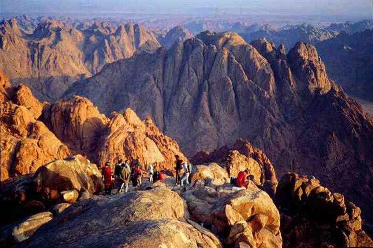 un gruppo di persone in piedi sulla cima di una montagna