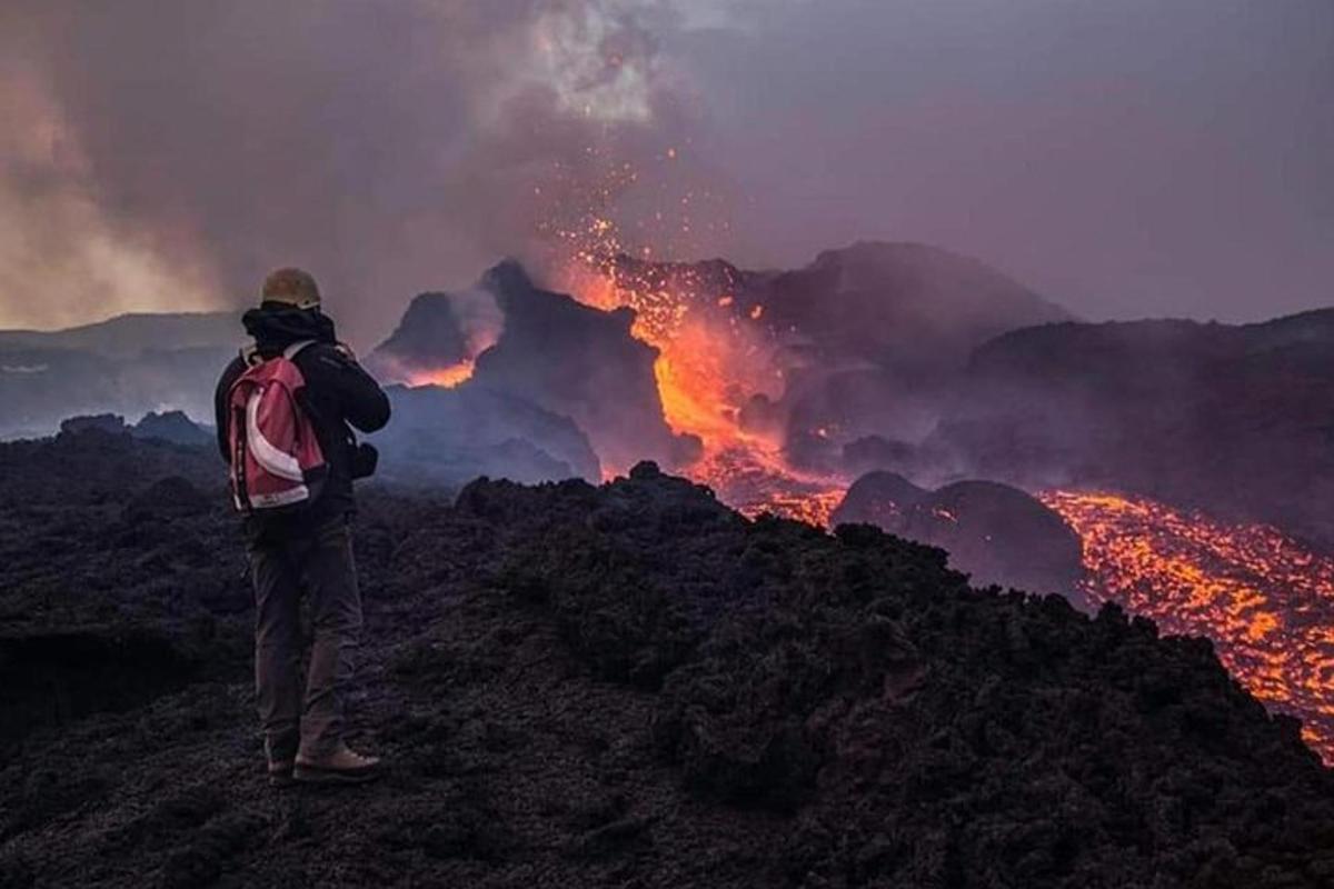 un uomo in piedi sopra un fuoco