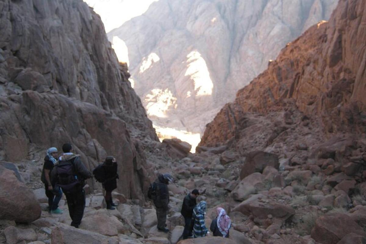 un gruppo di persone che camminano attraverso un canyon