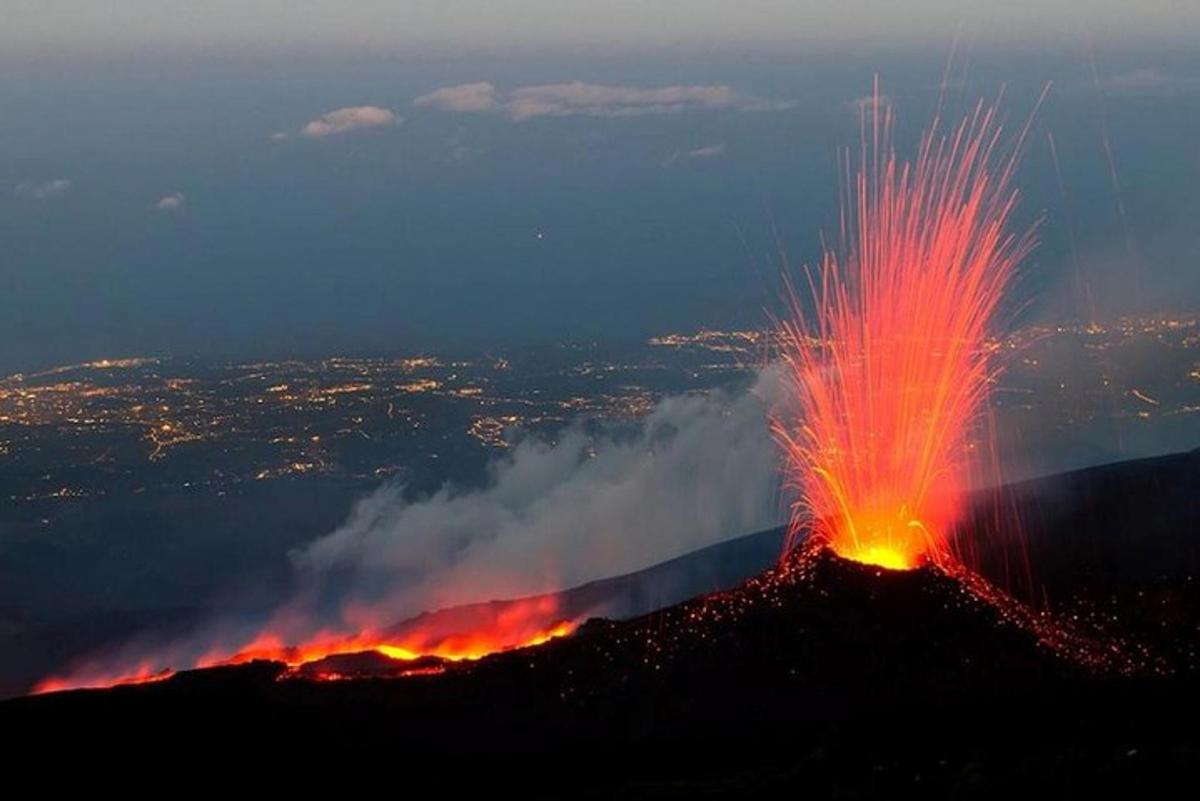 una montagna con un fuoco in cima