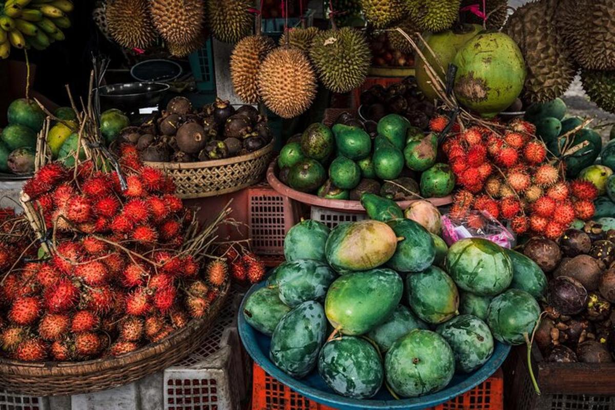 paparan buah-buahan dan sayur-sayuran dalam bakul di atas meja