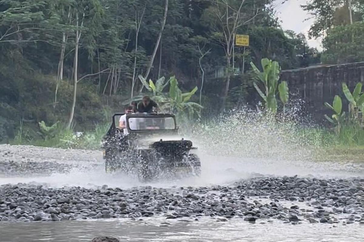 una jeep che attraversa l'acqua di un fiume