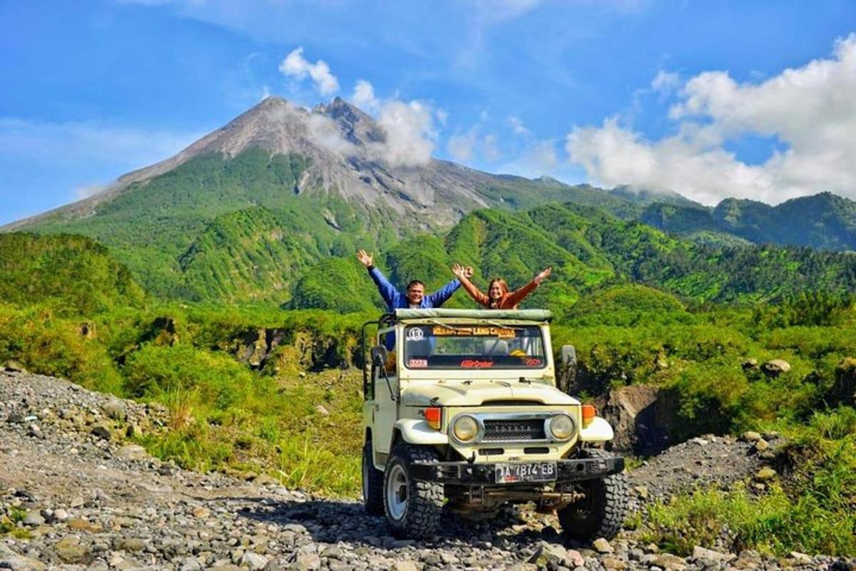 due persone sedute in cima a un camion su una montagna