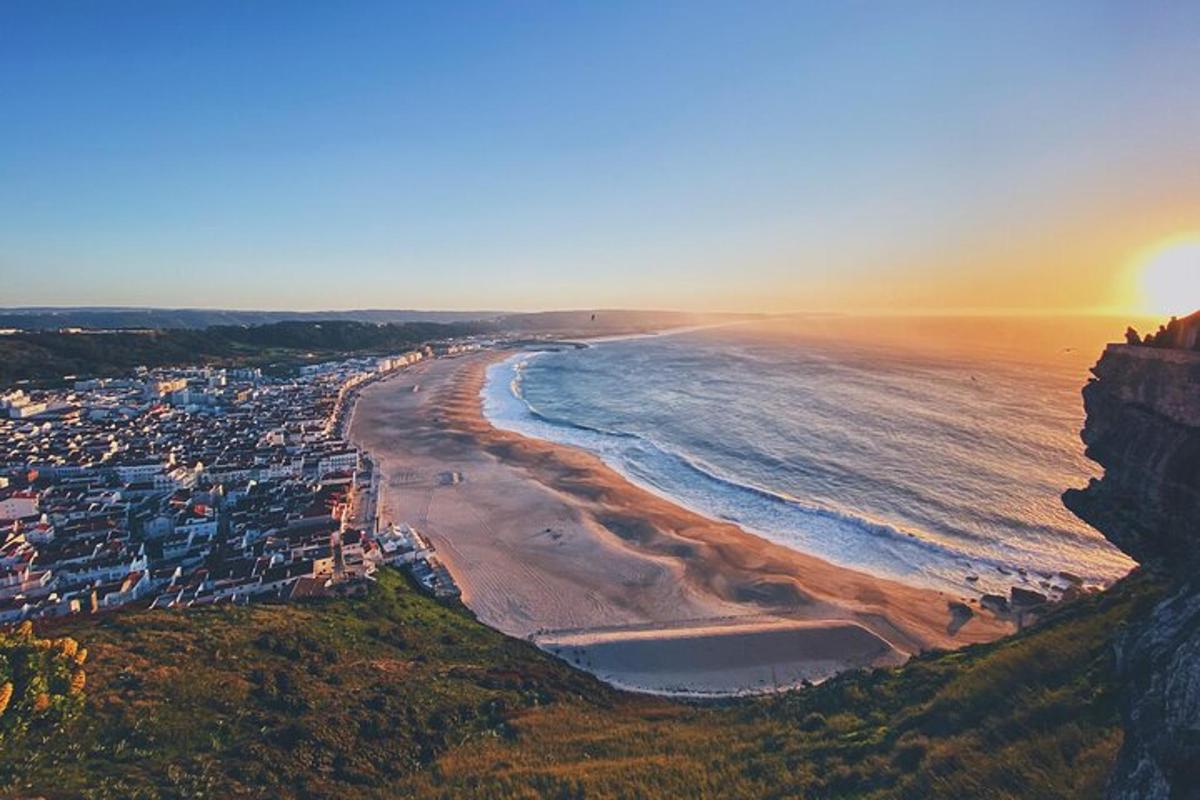 vista aèria d'una platja a la posta de sol