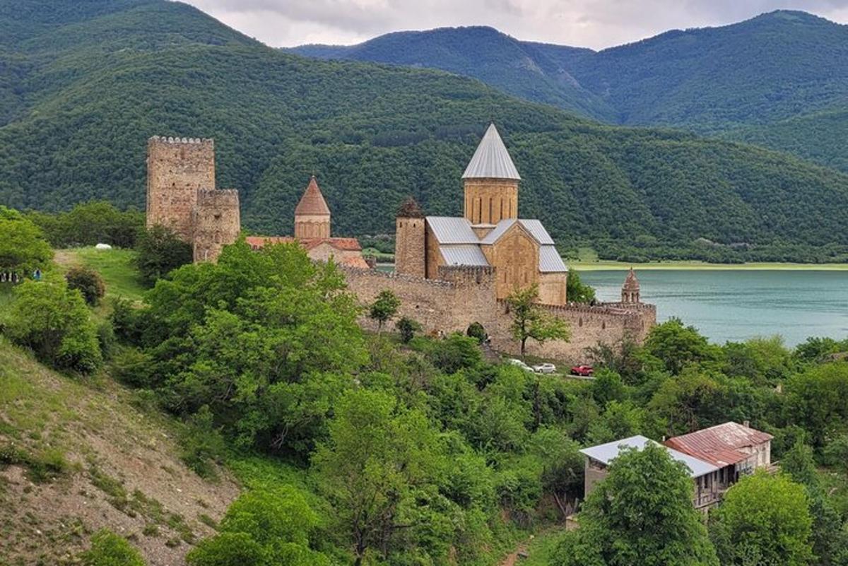 un castel vechi pe un deal lângă o apă