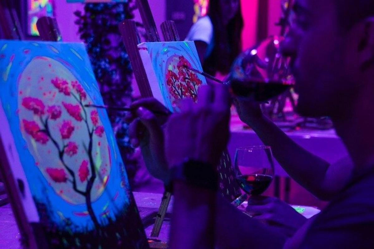 una mujer sentada en una mesa con una copa de vino