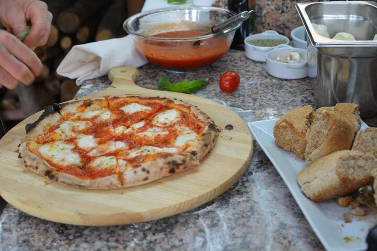 Una pizza en una tabla de cortar de madera sobre una mesa.