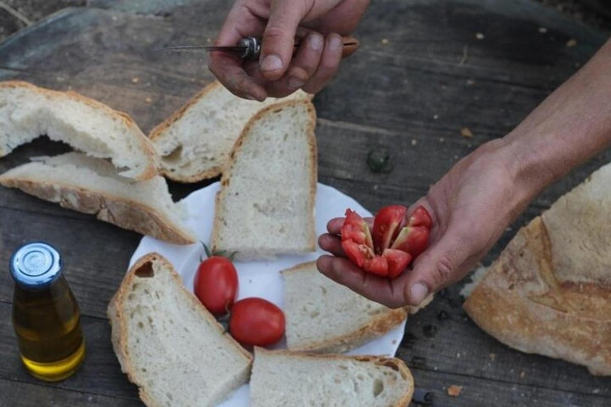 seseorang memegang strawberi di atas pinggan roti