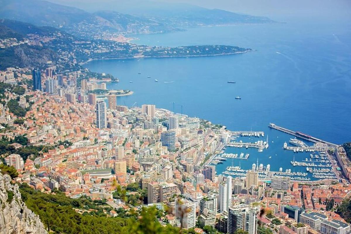 une vue aérienne d'une ville et de l'eau