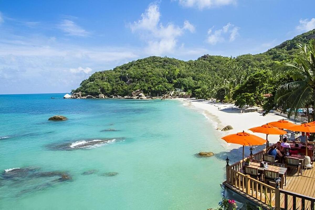 plaža s narančastim suncobranima i ocean