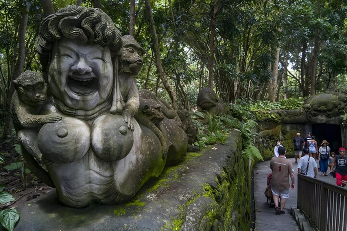 una statua di un volto con persone che camminano intorno