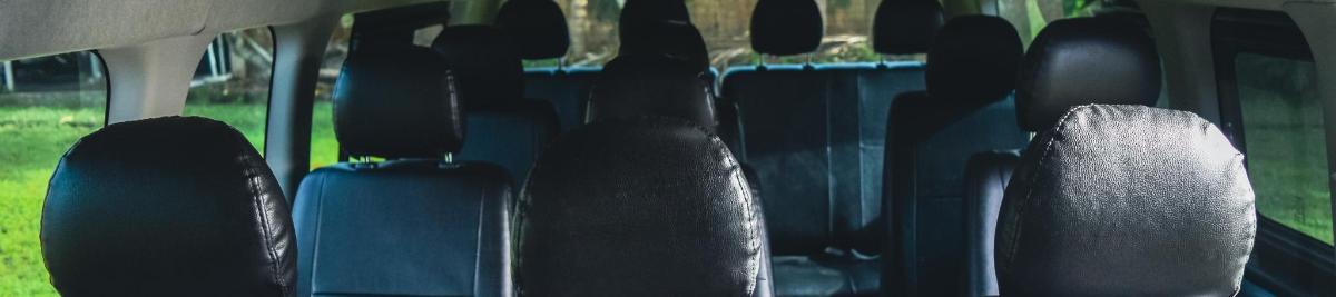skupina sedadel v autobuse