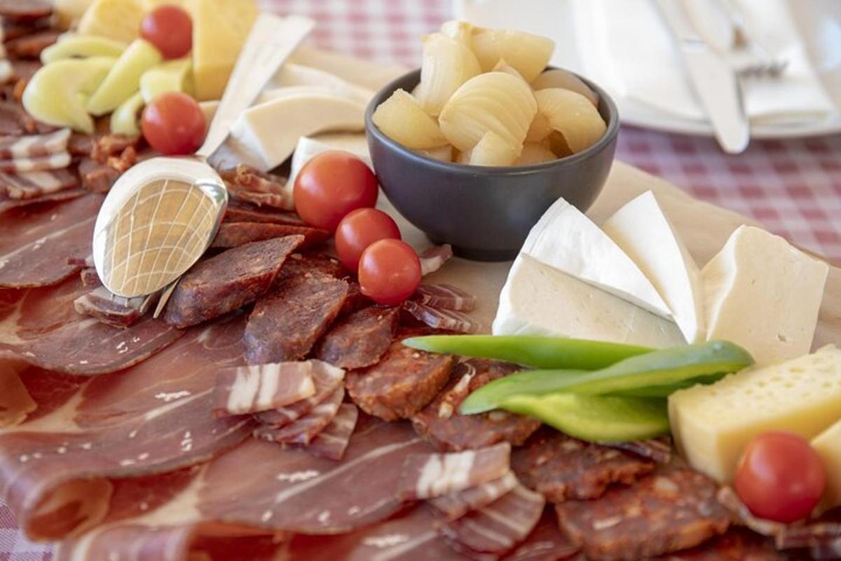 talíř jídla s masem, sýrem a dalšími potravinami