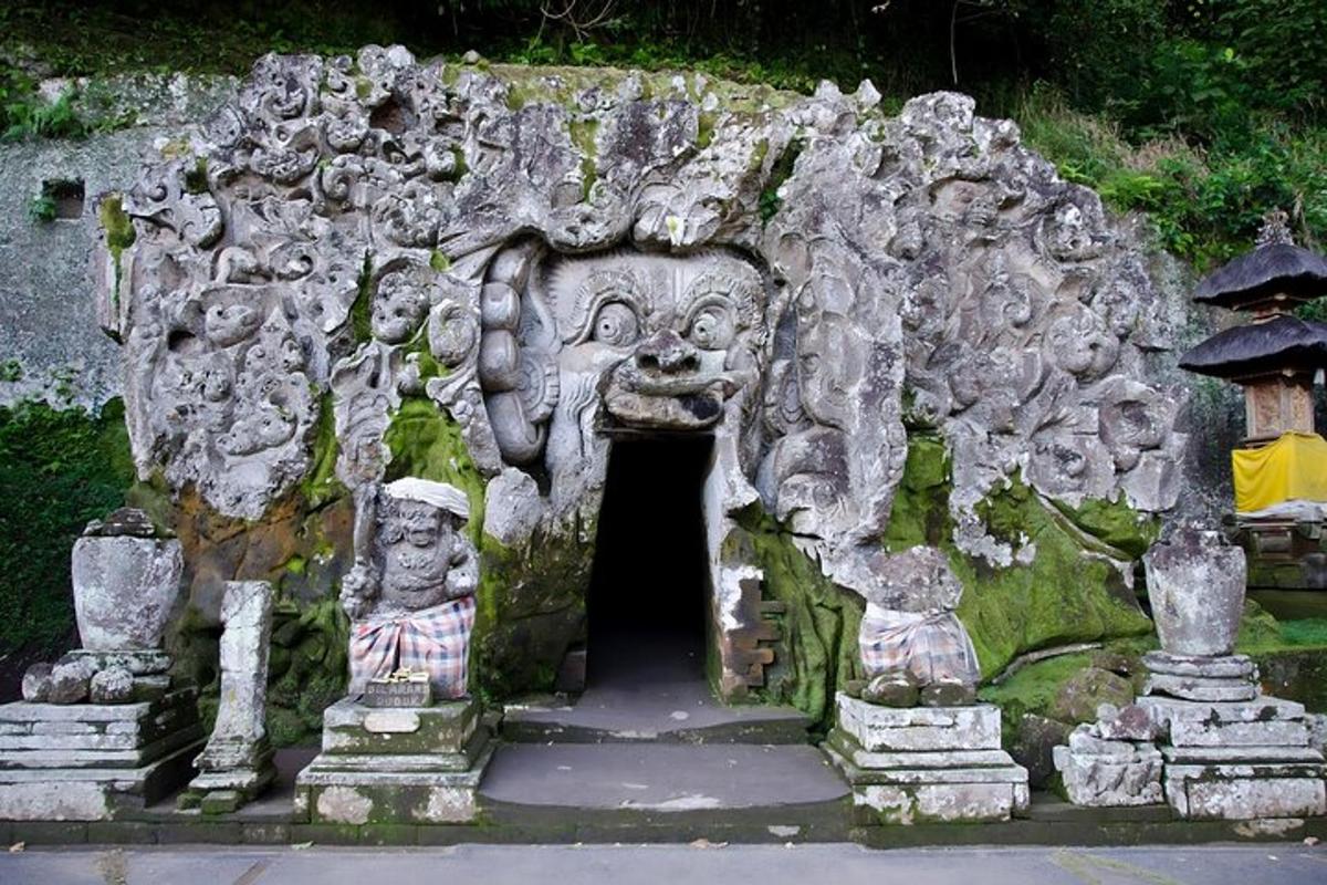 un ingresso ad un arco di pietra con statue di pietra