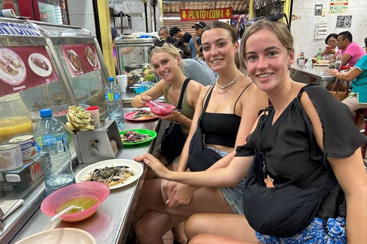 um grupo de mulheres sentadas à mesa com comida