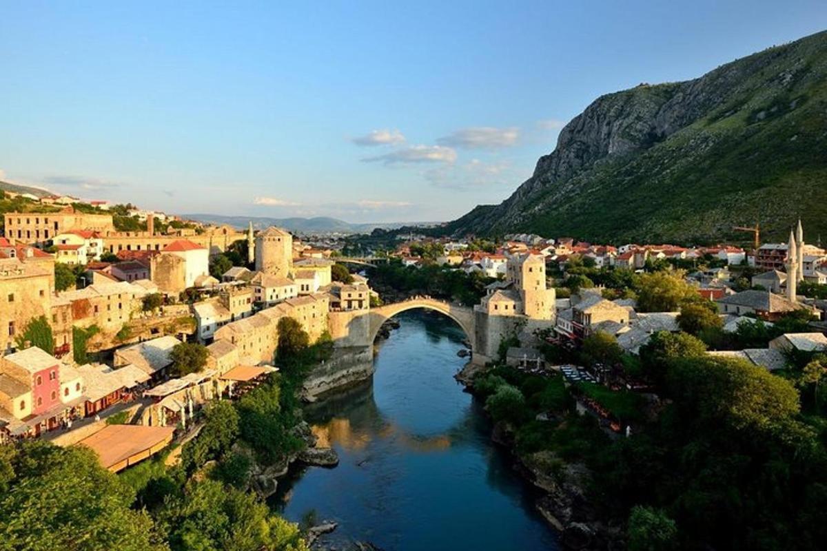 μια πόλη με μια γέφυρα πάνω από ένα ποτάμι και μια κωμόπολη