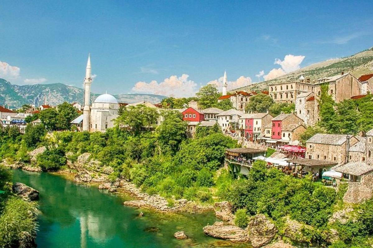 μια πόλη δίπλα σε ένα ποτάμι με ένα τζαμί