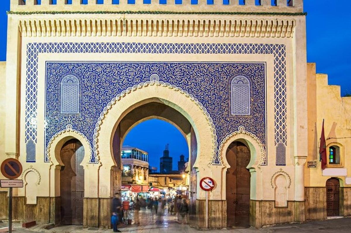 o arcadă într-o clădire prin fața căreia se plimbă oameni