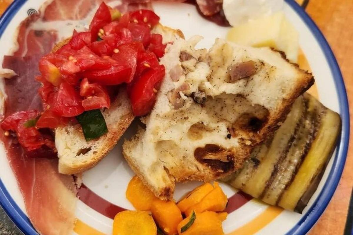 một đĩa thức ăn có bánh mì nướng và rau trên đó