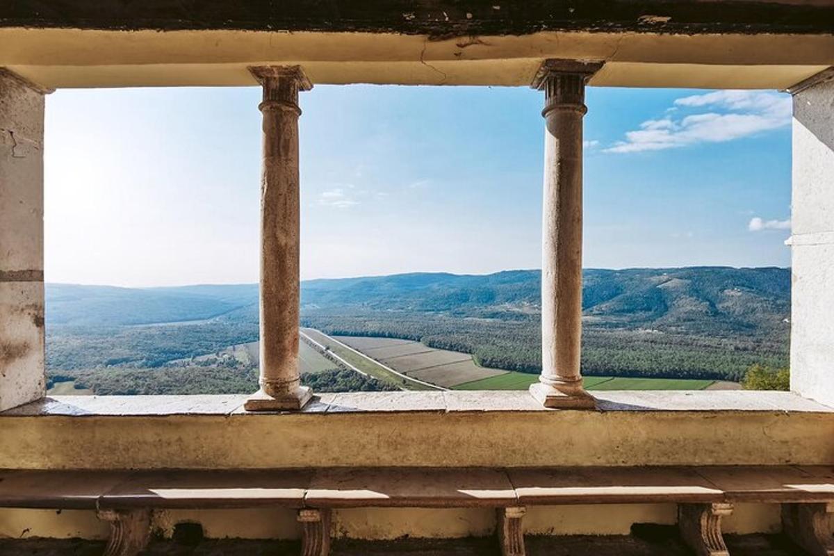 una vista des d'una finestra amb vistes a una carretera