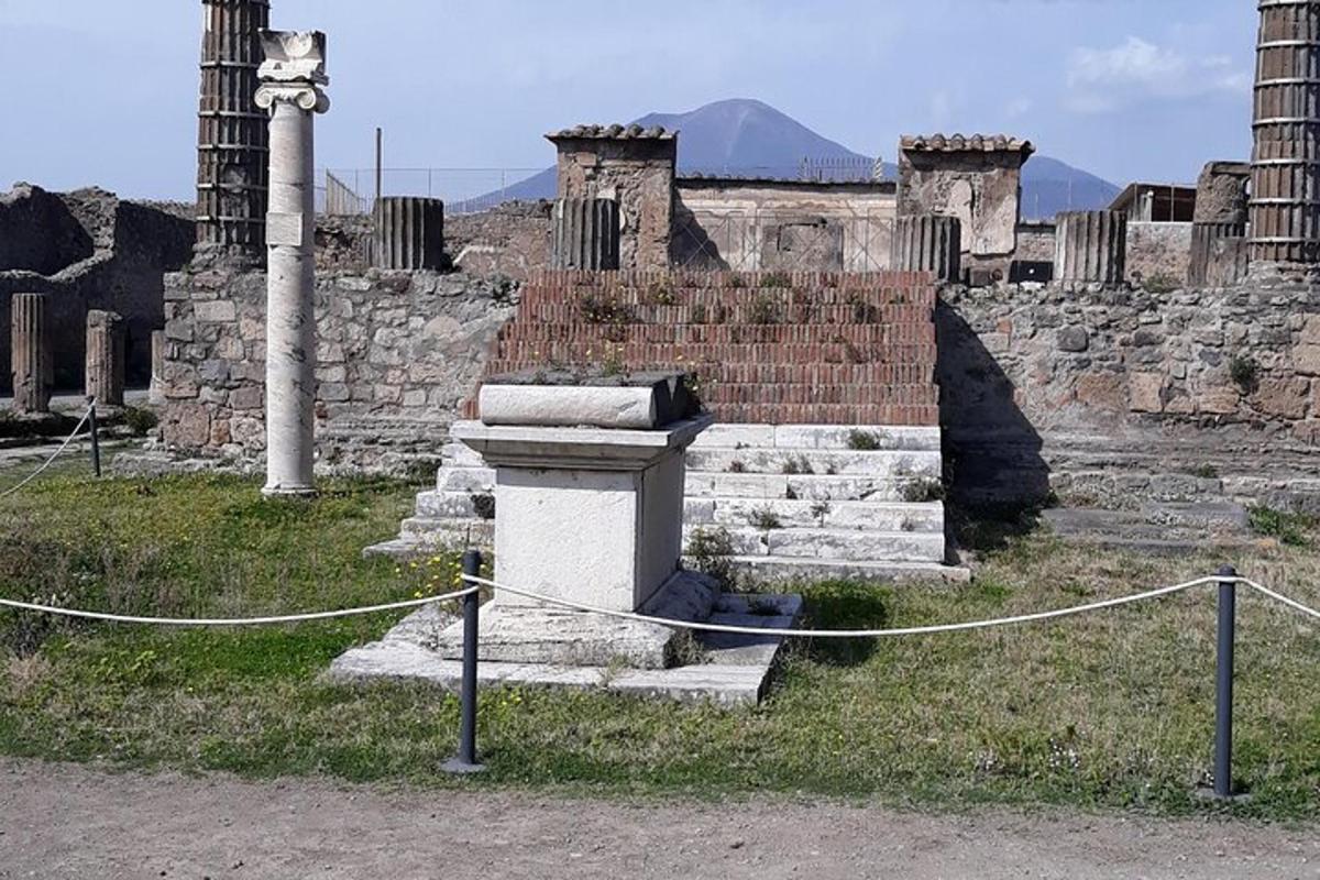 skupina ruin s tyčí a plotem