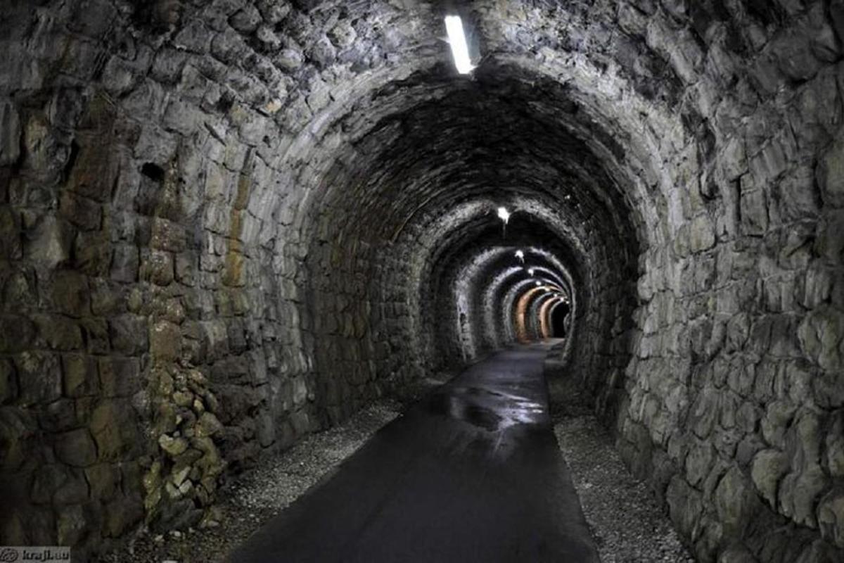 un túnel amb una paret de pedra i un llarg passadís