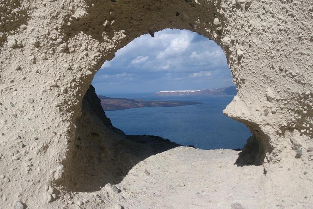 Una vista del océano a través de un agujero en el suelo.
