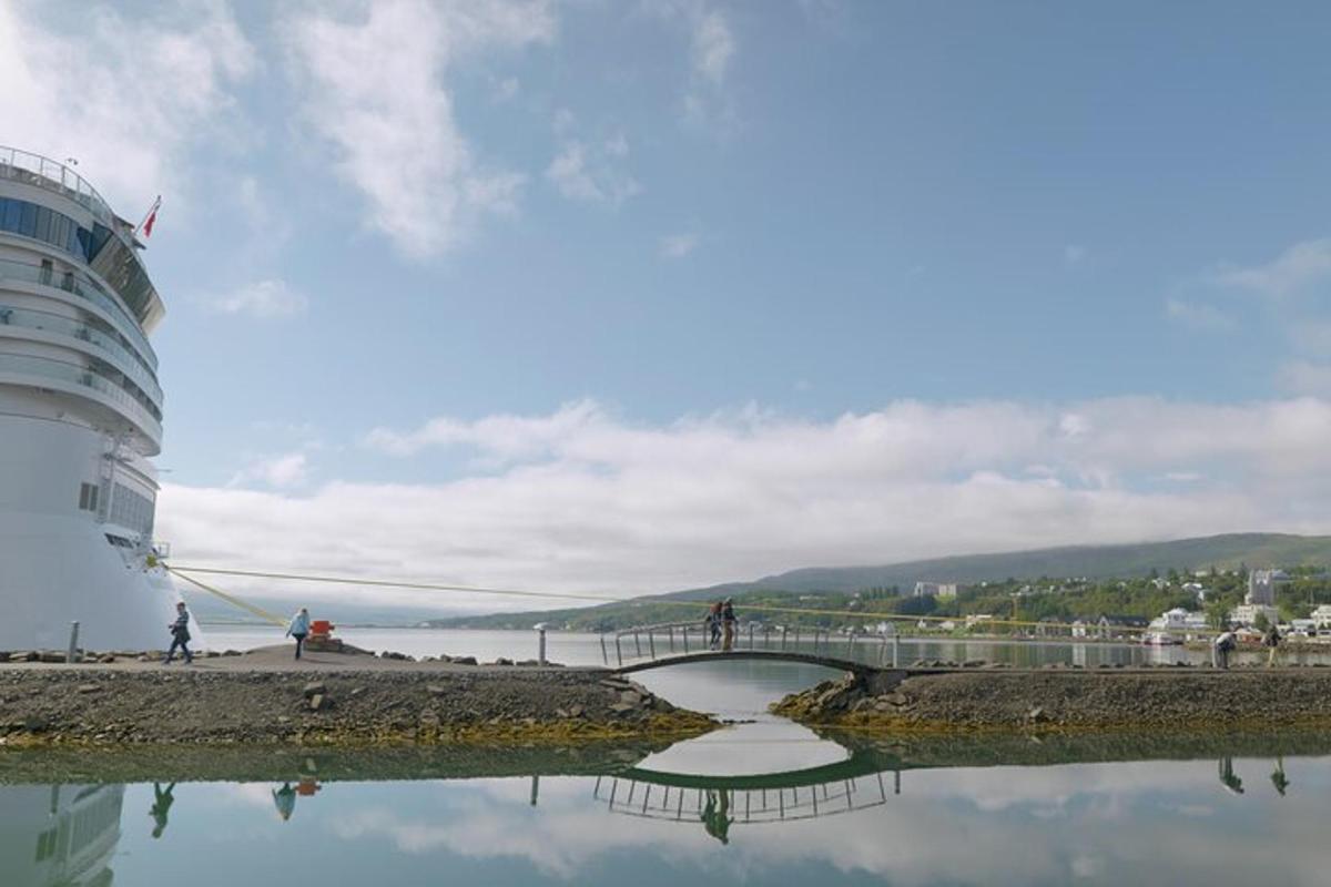 skemmtiferðaskip lagðist að bryggju við vatnsborð