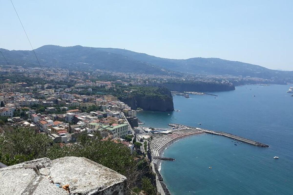una vista d'una ciutat i una massa d'aigua