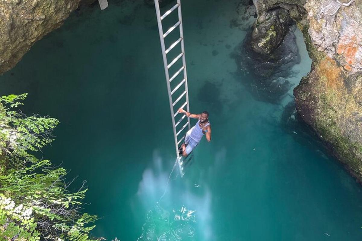 un uomo che salta da una scala in un fiume
