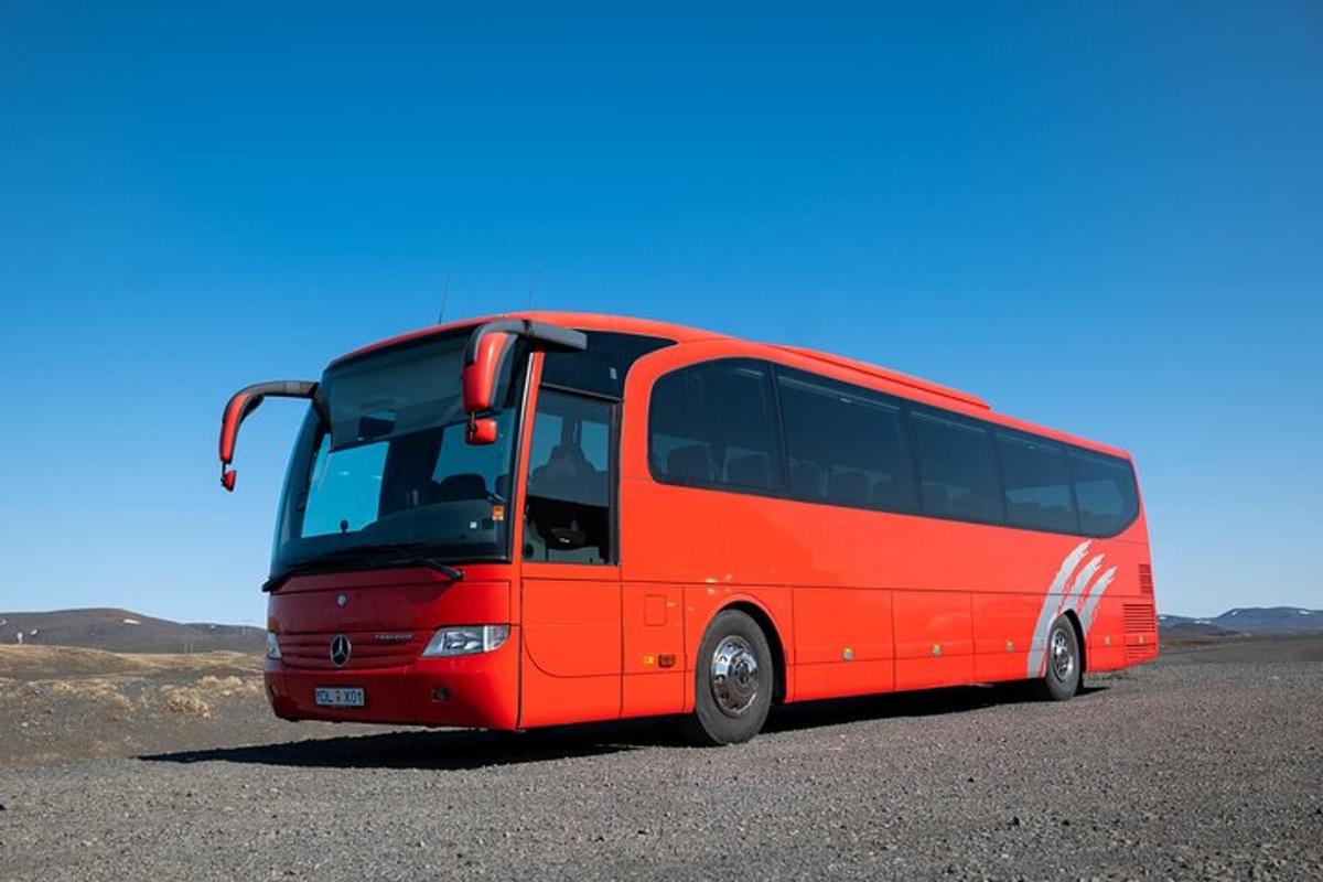 dykumoje stovi raudonas autobusas