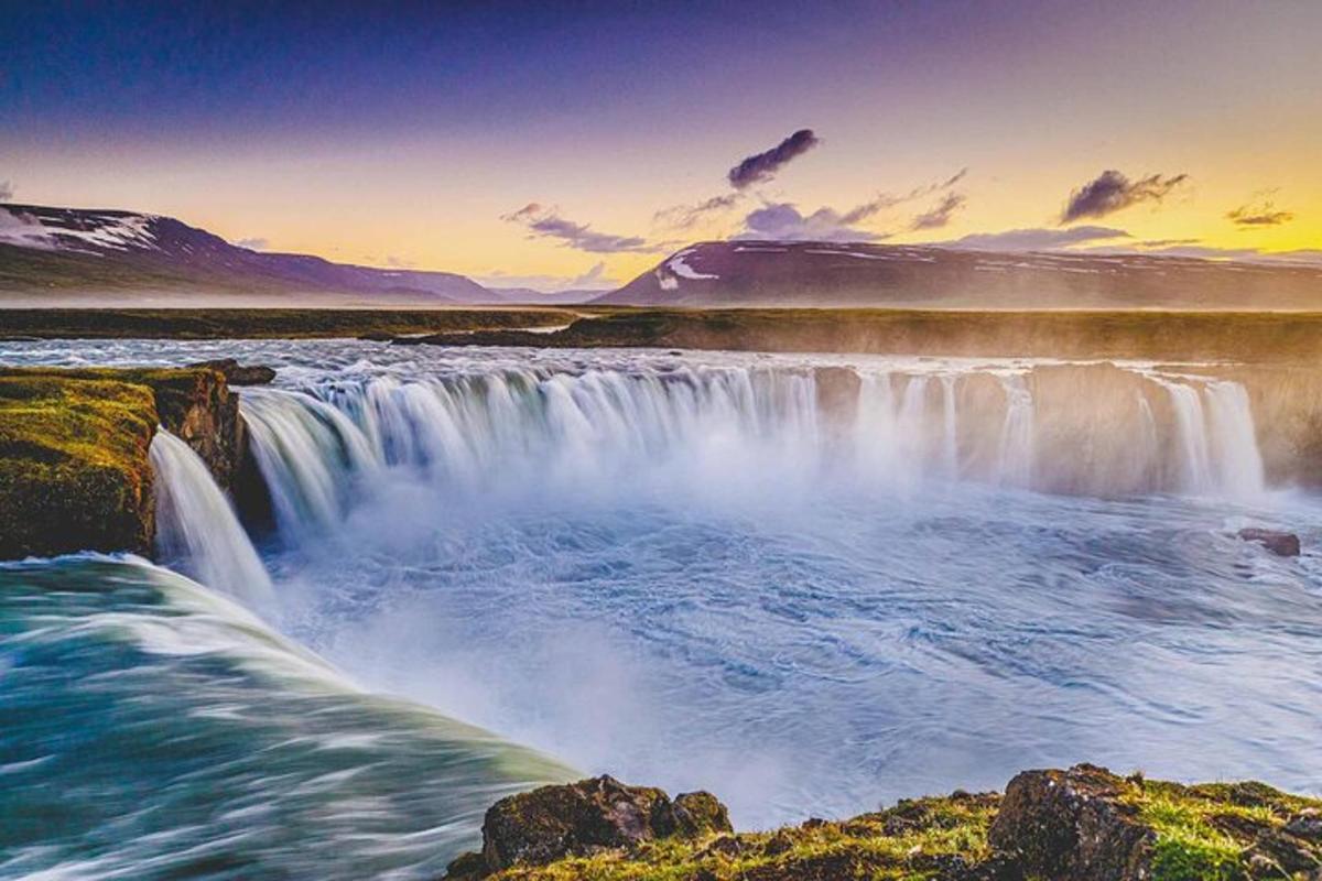 air terjun di iceland pada waktu matahari terbenam