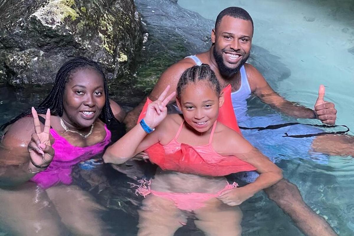 un uomo e due ragazze in acqua