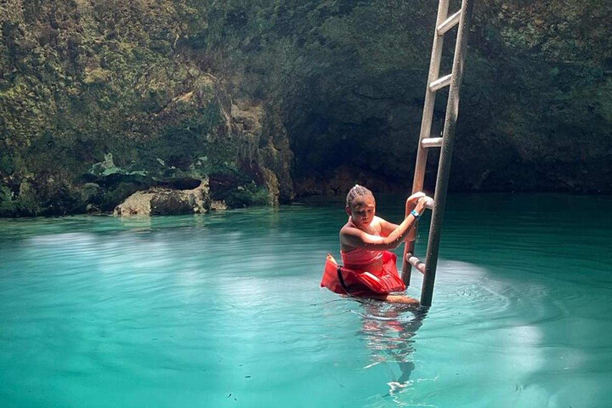 una donna in acqua con una scala in un fiume