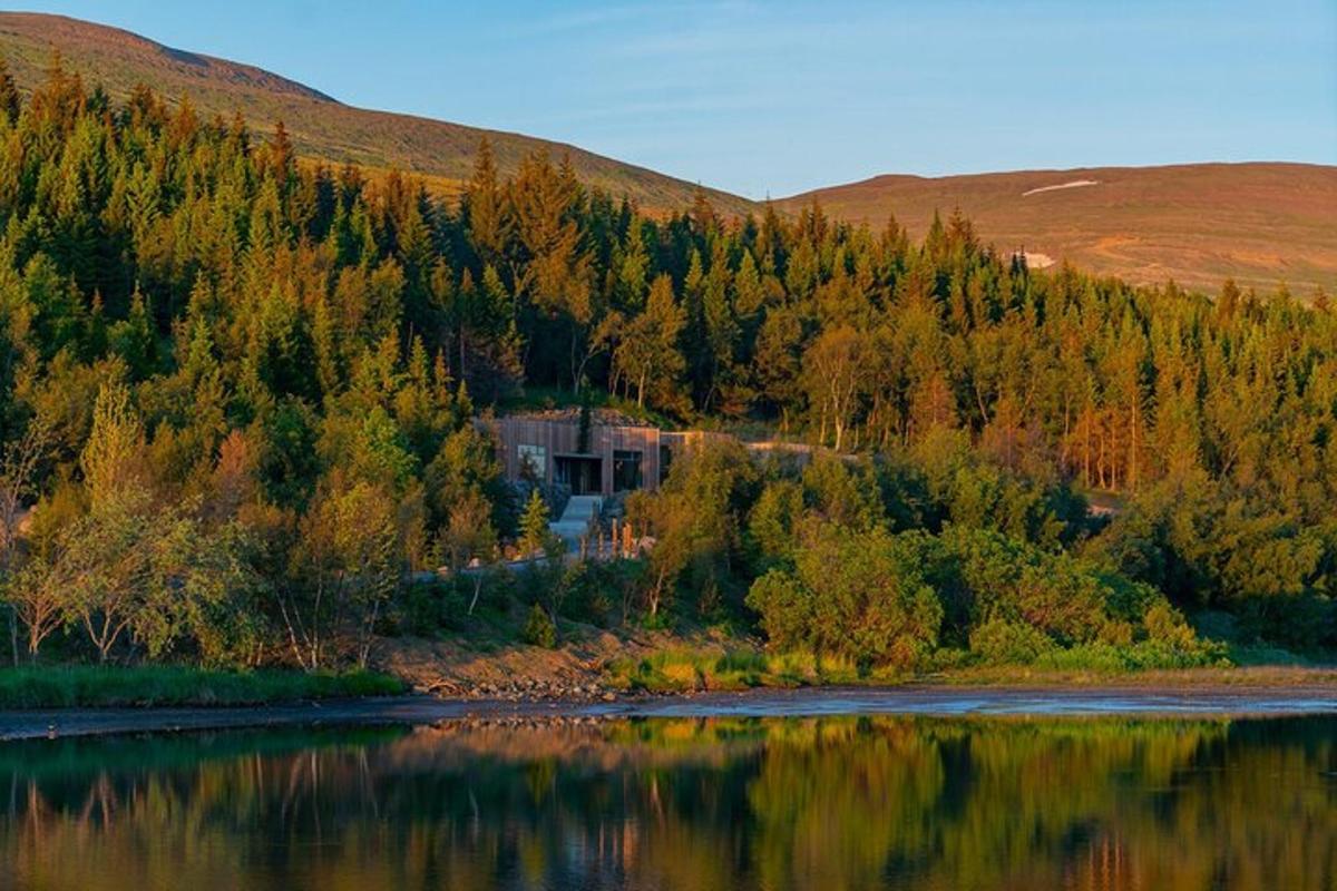 hús á hæð við vatnsbakka