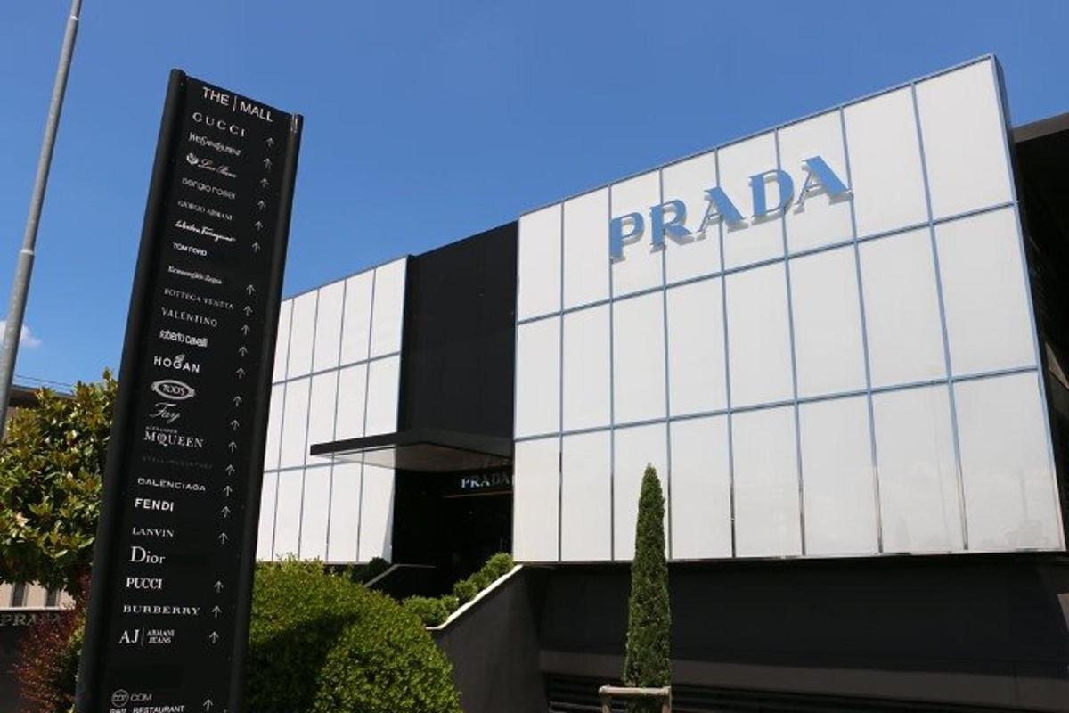 um prédio de praça com uma placa na frente