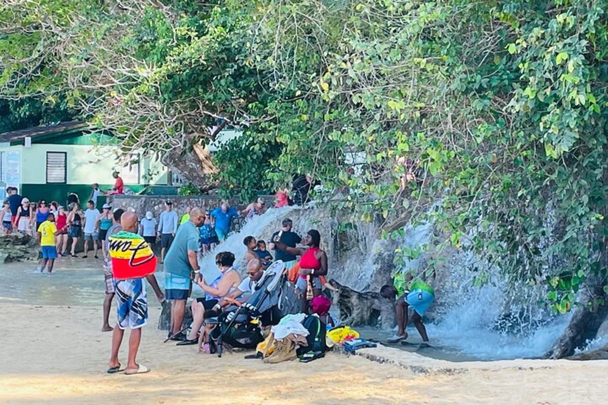 isang grupo ng mga tao na nakatayo sa tabi ng talon