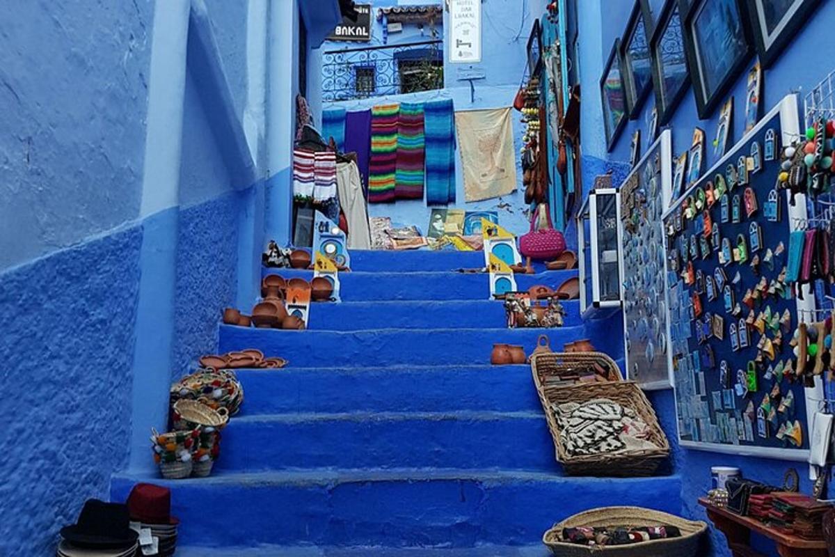 Un grupo de escaleras azules en un edificio azul.