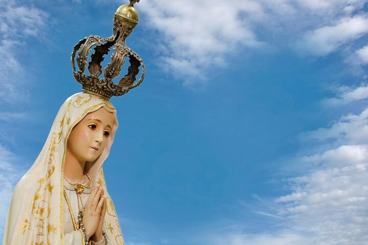 statua kobiety z koroną na głowie