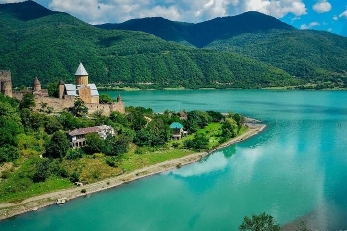ostrov uprostred vodnej plochy
