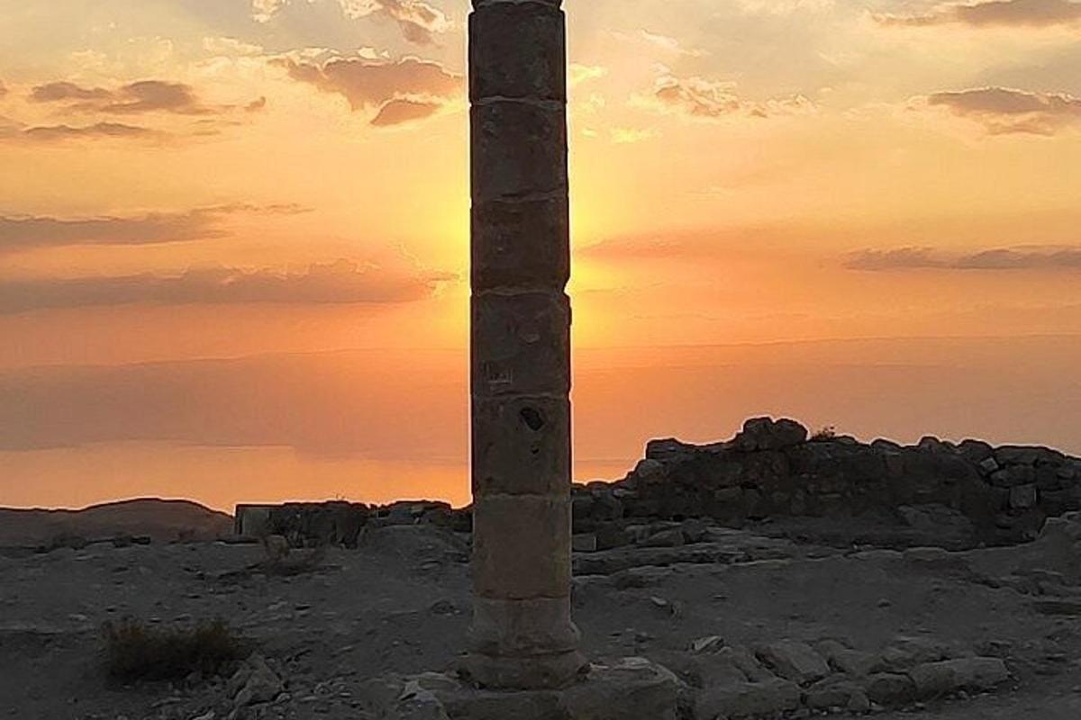 en stang i ørkenen med en solnedgang i baggrunden