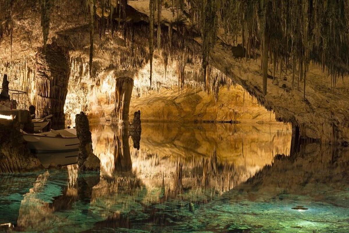 una barca nell'acqua in una grotta